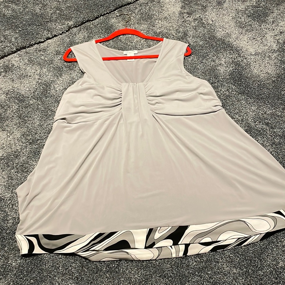 Grey women’s top size2x Gabriella Rossi.